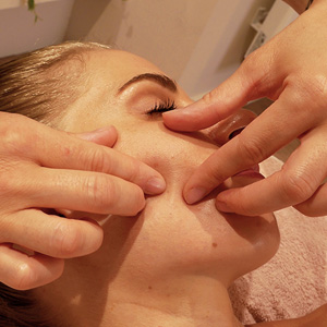 Formation Kobido Toulouse – Massage facial japonais niveau 2 Formation Kobido Toulouse niveau 2 – apprentissage des techniques de massage facial anti-âge - Techniques complémentaires et avancées du Kobido